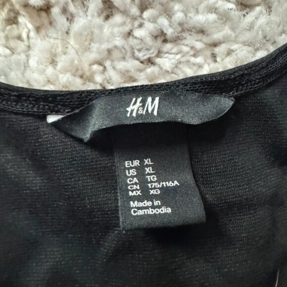 Black H&M cute sleeveless dress with flow perfect for a night out or a fancy dre - Picture 3 of 5